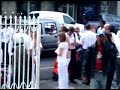 Agacé par une photographe, un steward français montre son...