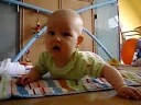 S��es Baby r�lpst und kotzt