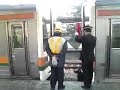 小田原発東京行１０両編成（３扉）が国府津駅で先頭５両増結のシーンです。