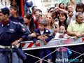 il 9 giugno 2005, in occasione dell'addio al calcio di ciro ferrara, maradona � ritornato a napoli dopo 14 anni di assenza. pianetanapoli.it lo ha immortalato mentre saluta la folla dall'hotel majestic.