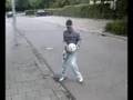 hond van me oma ann de voetbal