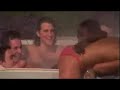 Amanda dronken in jacuzzi met jongens om zich heen