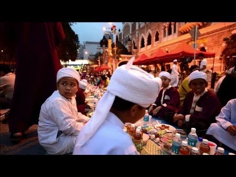 Ramadan: les fidèles malaisiens rompent le jeûne à Kuala Lumpur
