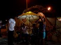 Menina virando uma garrafa skol 600ml em um �nico gole