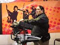 Jugando con un sintetizador Roland