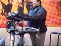 Jugando con un sintetizador Roland