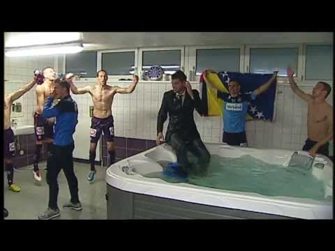 VIDEO: Spelers gooien journalist in bad