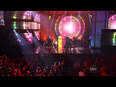 Carly Rae Jepsen - This Kiss / Call Me Maybe (American Music Awards 2012) HD