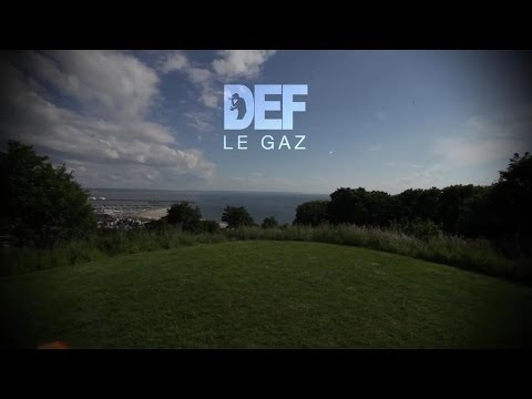 Def - Paroles : quand la flamme s'éteint le gaz envahi la pièce quasi palpable est le stress, quand le dialogue cesse chaque zygomatique dresse un tableau et laiss...