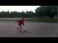 Kind-schießt-Oma-mit-Fußball-ab