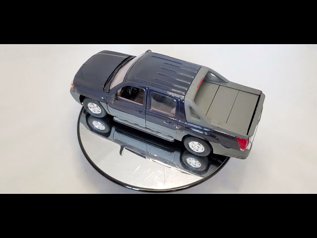 1:18 Welly Collection 2002 Chevrolet Avalanche Pickup Truck Grey in Arts & Collectibles in Kawartha Lakes
