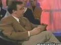 Imperdibile! presentatore non riesce a smettere di ridere