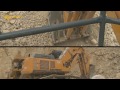 In Harburg befindet sich das Werk von Märker Zement. Im Tagebau werden hier Rohstoffe für die Zementherstellung gewonnen. Aufgrund der hohen Förderleistung kommen hier der Liebherr R 984 C und der Caterpillar 992 G zum Einsatz. Für den Heavy Equipment Calendar 2010 besuchten wir die beiden Hauptgewinnungsgeräte.