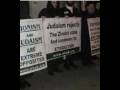 videos de Anti-Zionist Orthodox Jews demonstrating against the bombing of Gaza by Zionist military