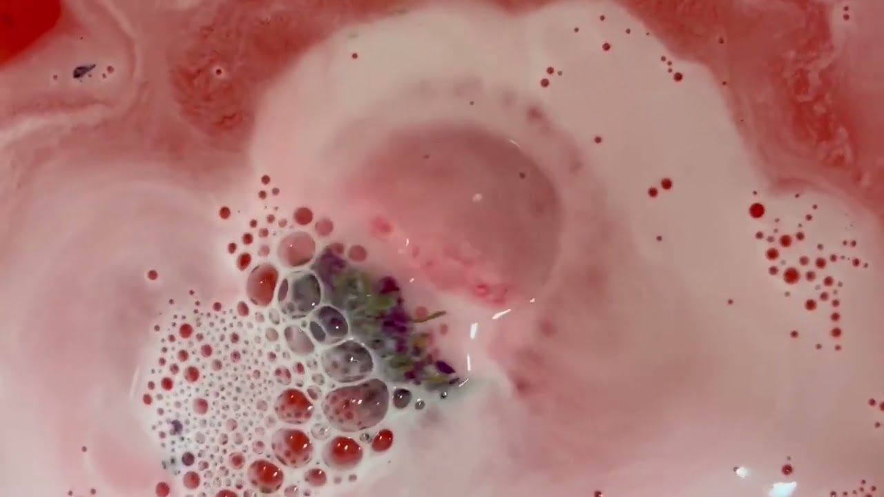 bath bomb with dry flower