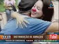 distribuição de abraços grátis · free hugs são paulo brazil