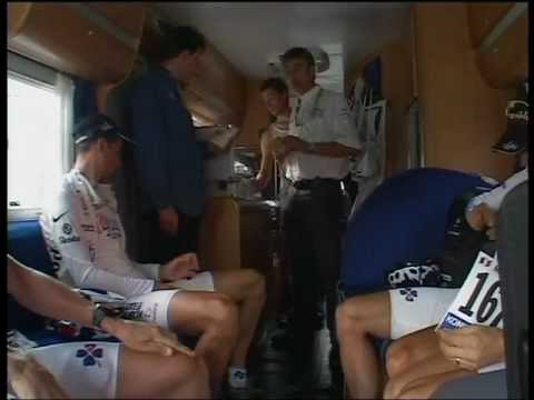 Le Tour De France - Chronique, au jour le jour, fraîche et drôle, intime et familiale, de la Française des Jeux lors du Tour de France 2004. Où l'on suit les coureurs et leur en...