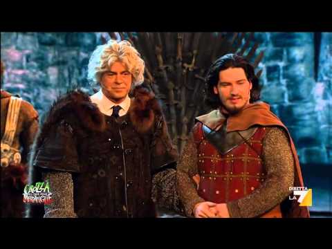 streaming - A Crozza nel Paese delle Meraviglie, la prima puntata della nuova serie dedicata a Lord Blog Grillo e il mago Casaleggio e Di Battista il castigatore.