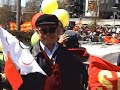 我到现在为止见到的电视诸如ABC、CNN等，都没有一张旧金山中国人民迎奥运欢迎盛况的全景！要知道全景的场面是够壮观的！美国不像中国，呼吁一声就人潮汹涌。在美国，一个聚会要是搞上几百人，就很不错了。像我们这次，腰鼓队就有数百人，实属罕见。