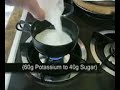 O vídeo está em ingles, mas eu tenho a receita escrita aqui comigo:A receita não é minha, e façam por conta própria, estou apenas traduzindo e disponibilizando-a!Você vai precisar de:- Nitrato de Potássio (encontrado em lojas de adubo e jardinagem em geral) 60g- Açúcar (encontrado em todo lugar) 40g- Bicarbonato de sódio, uma colher- Colorífico (pessoas em comunidades recomendam usar coloral ou colorífico de alimento, já no vídeo diz que azul ou laranja são os melhores) três colheres grandesProdução:Coloque o nitrato jutno com o açúcar em fogo baixo até que o açúcar comece a caramelizar (comunidades dizem que colocar um POUCO de água ajuda na qualidade da queima). Vá mexendo por mais algum tempo e depois adicione 1 colher de bicarbonato de sódio (que ajuda a combustão a ser mais lenta). Depois adicione 3 colheres cheias de colorífico e mecha bastante. Coloque a massa em um tubo, enfie uma caneta e espere 1 hora para que a caneta dê o molde e faça com que a combustão seja melhor. Em seguida, tire a caneta e enfie um pavio grande de bomba, coloque um pedaço pequeno de algodão para fixar e enrole o pote com fita isolante, não se esquecendo de deixar um pequeno orifício na ponta.