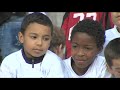 j'ai r�alis� ce reportage pour nrj paris le 28 mai 2008 � l'occasion de l'initiative du secours populaire qui invitait plus de 400 jeunes venus de cit�s franciliennes � venir fouler la pelouse du parc des princes. au programme du foot bien s�r, mais aussi des conseils de nutrition et d'hydratation et enfin une grosse surprise : l'arriv�e de j�r�me rothen.