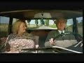Oma beim Auto fahren