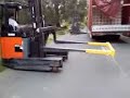 LKW zieht Stapler