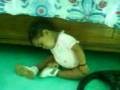 COMO DORMIR A UNA NIÑA BESTIA