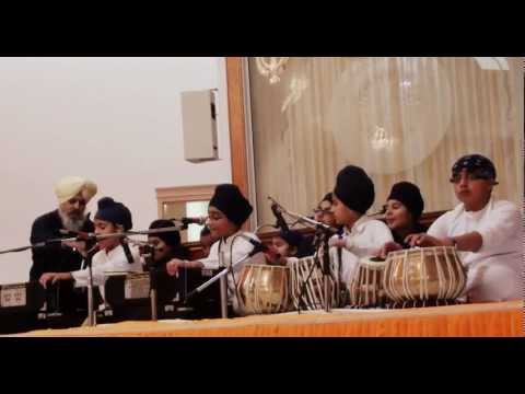 kids doing kirtan at ramgharia