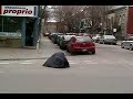 Traverser la rue sous un drap noir