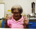 La abuela del ipod 3 (vaso de agua)
