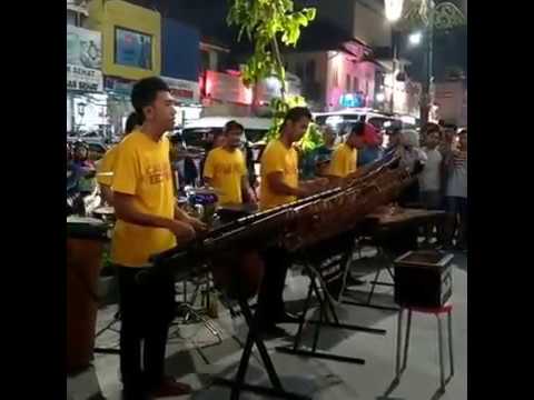 ngintip kakak ganti baju dari lubang