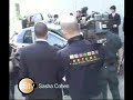 stamane alle 11.30 le passarelle di agatha ruiz de la prada sono state violate da sacha baron cohen e c6.tv l'ha beccato per voi!!! uno dei protagonisti del prossimo film di sacha baron cohen, forse lo stesso interprete di 'borat', � stato fermato dalla polizia dopo aver fatto incursione sulla passerella di agatha ruiz de la prada. l'uomo, coperto da un telo nero, da cui spuntavano scarpe e giubbino, poco dopo l'inizio della sfilata, si � buttato in mezzo alla passerella dimenandosi come un ossesso. i fotografi hanno richiesto a gran voce l'intervento della sicurezza, che lo ha portato fuori dalla sala, dove � stato preso in consegna dagli agenti di polizia. �ora lo portiamo in commissariato per l'identificazione e poi - ha detto un agente - lo libereremo�.