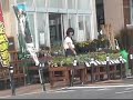 熟女、セーラー服で街歩き
