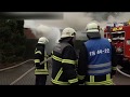 Flachdachwohnhaus durch Feuer zerstört - Ersthelfer retten die Bewohner aus dem Gebäude