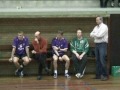 De heren van Gemini moesten zondag 23 februari aantreden tegen het 200 km verderop gestationeerde Sittardia 2. Zonder vijf wintersportende basisspelers maar met drie spelers van het tweede en een keeper van het derde team leek het winnen van de Limburgse tegenstander vooraf een kansloze missie. Het tegendeel bleek echter waar, de verdediging stond als een huis mede dankzij de vrijwel foutloos spelende Kevin Stramrood en Arno Vogels. In de aanval blonken de veel scorende Pim Vogels en Lennard Eussen uit. Ook routiniers Marco en Patrick Opdam scoorden, als in hun jonge jaren, het ene na het andere schitterende doelpunt. De vaak wat klein ogende Peter Thijssen speelde prima. Hij sprong boven de lange Limburgerse verdedigers uit en scoorde tot twee maal toe. Alleen in de eerste tien minuten van de wedstrijd leek Sittardia de Zoetermeerders bij te kunnen houden maar het hen echt moeilijk maken lukte eigenlijk nooit.Na het rustsignaal (11-15) scoorde het vlaggenschip van Gemini er weer lustig op los. De prima invalbeurten van Martin Hulsebosch en Wesley Arnouts, die beide scoorden, dreven het totale aantal doelpunten aan Zoetermeerse zijde nog meer op. Ook was een hoofdrol weggelegd voor de Jan Raateland vervangende Léon Adegeest, die eerst met een schitterende Hampelmann en later met een knappe vangbal, twee strafworpen van Sittardse zijde wist te pareren. De sportieve wedstrijd, met in totaal maar zes tijdstraffen, waarvan twee voor Gemini, werd door de prima leidende scheidsrechters afgefloten met een eindstand van 23-34.Trainer / coach Sigmund Makay kan tevreden terug kijken op een prima wedstrijd van zijn spelers en in het bijzonder op de invalbeurten van de normaal lager spelende mannen van het tweede en derde team. De afwezige wintersporters moeten na deze wedstrijd wellicht vrezen voor hun basisplaats, maar een en ander zal volgende week duidelijk worden tegen de mannen van het in de middenmoot verkerende Heerle. Zaterdagavond 1 maart om 21:00 uur in sporthal de Oosterpoort te Zoetermeer heeft u weer kans de mannen van Gemini te bewonderen.Scorende spelers aan Zoetermeerse zijde: Pim Vogels 10, Lennard Eussen 6, Patrick Opdam 6, Marco Opdam 6, Peter Thijssen 3, Wesley Arnouts 1, Martin Hulsebosch 1, Arno Vogels 1.