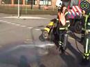 Wegdek Reinigen - Botsing scooter&auto Wegdek Reinigen - Botsing scooter&auto