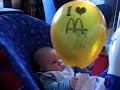 Emma leker med ballong