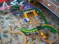jugando con un tren despues de navidad