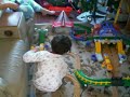 jugando con un tren despues de navidad