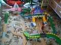 jugando con un tren despues de navidad