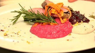 Lammrücken an Blauschimmel-Creme dazu Bourbon-Zwiebel-Chutney, frischer Blattspinat und Rote-Bete-Risotto