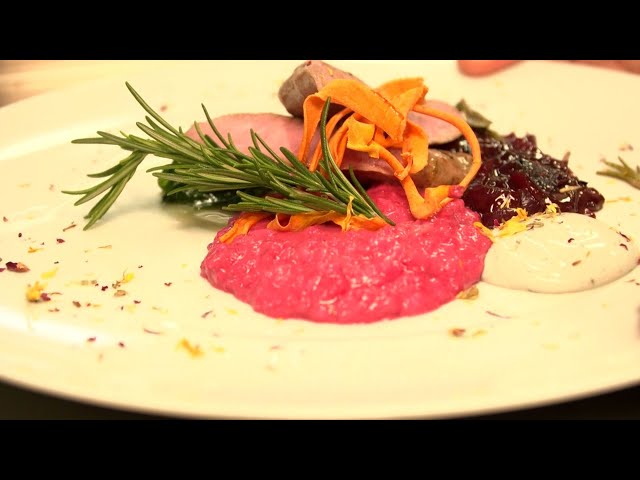 Lammrücken an Blauschimmel-Creme dazu Bourbon-Zwiebel-Chutney, frischer Blattspinat und Rote-Bete-Risotto