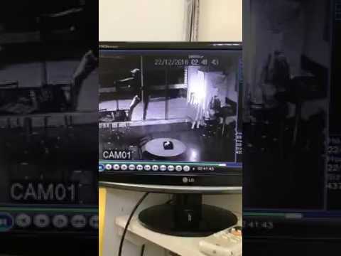Câmera flagra homem arrombando porta de Açaí, em Mineiros (GO)