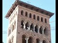 www.artehistoria.com Las particulares circunstancias de la historia medieval de España, con la presencia del Islam sobre el solar hispánico durante ocho siglos, dejaron una profunda huella en la cultura española. Uno de estos contactos culturales profundos entre la Cristiandad y el Islam se produce a partir de la reconquista cristiana de al-Andalus. La dificultad de los reinos cristianos del norte peninsular para repoblar los vastos territorios conquistados abocó a una decisión política de profundas consecuencias para la cultura medieval española: autorizar a la población musulmana vencida a quedarse bajo dominio cristiano en los territorios conquistados, conservando la religión islámica, la lengua árabe y una organización jurídica propia. Son los mudéjares. Esta asimilación cultural de los mudéjares, la fascinación de los cristianos por los monumentos islámicos de las ciudades reconquistadas, así como las estrechas relaciones que se mantienen con los territorios de al-Andalus aún no reconquistados, son algunos de los factores que explican el singular fenómeno del arte mudéjar. El mudéjar constituye la manifestación artística más genuina de la España cristiana medieval, expresión del pensamiento plástico de una sociedad en la que convivieron cristianos, musulmanes y judíos. Estas circunstancias sociales hicieron posible el nacimiento del arte mudéjar, pervivencia de la tradición artística islámica en la España cristiana medieval, que dio lugar a una nueva expresión <b>...</b>