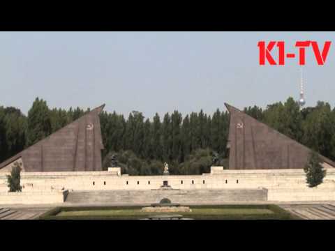 KITVAktuell - Anbei ein Video zu Ehren der gefallenen Sowjetischen Helden! Auf der Tafel über dem Eingang zum Treptower Park: