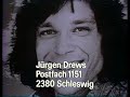 Jürgen Drews - Ein Bett im Kornfeld 1976Songtext:Sommerabend über blühendem Land,Schon seit Mittag stand ich am Straßenrand. Bei jedem Wagen, der vorüberfuhr, hob ich den Daumen.Auf einem Fahrad kam da ein Mädchen her,und sie sagte 
