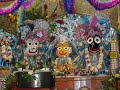 video con la famosa cancion de govinda, e imagenes del templo de mayapur