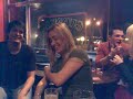 silvia kitandose el sujetador