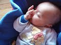 Mylann suce son pouce